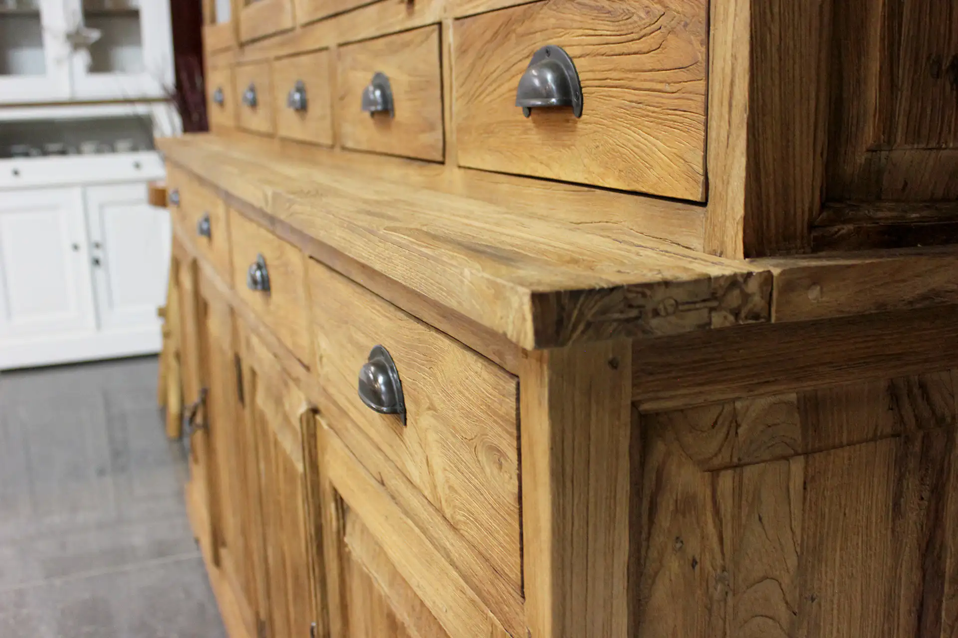 Teak Lebar 130-210 Old | Buffetschrank aus Teakholz mit Schubladen und Türen Buffetschrank aus Teakholz mit Schubladen aus gebürstetem, altem Teakholz. Rustikaler Schrank mit Flügeltüren, Teakholz aus Indonesien – Möbelhaus TEAK2.