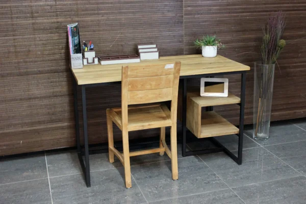 Schreibtisch im Industriedesign, Gestell aus Teakholz und Metall. Dünnes Metallgestell und Teakholz, stilvoller Schreibtisch mit Regalen – TEAK2.