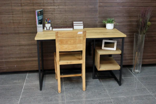 Schreibtisch im Industriedesign, Gestell aus Teakholz und Metall. Dünnes Metallgestell und Teakholz, stilvoller Schreibtisch mit Regalen – TEAK2.