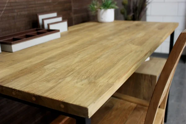 Schreibtisch im Industriedesign, Gestell aus Teakholz und Metall. Dünnes Metallgestell und Teakholz, stilvoller Schreibtisch mit Regalen – TEAK2.