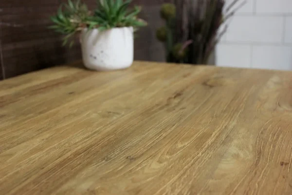 Schreibtisch im Industriedesign, Gestell aus Teakholz und Metall. Dünnes Metallgestell und Teakholz, stilvoller Schreibtisch mit Regalen – TEAK2.