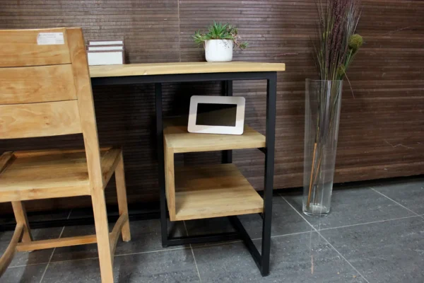 Schreibtisch im Industriedesign, Gestell aus Teakholz und Metall. Dünnes Metallgestell und Teakholz, stilvoller Schreibtisch mit Regalen – TEAK2.