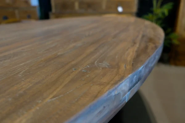 Ovale houten tafel in teak met metalen spinpoot. Ovale eetkamertafel oud teak bij TEAK2.