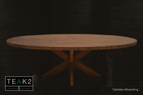 Exklusiver ovaler Tisch aus altem Teakholz und Design-Teakholz-Beinen. Ovaler Esstisch in rustikalem und modernem Stil bei TEAK2.