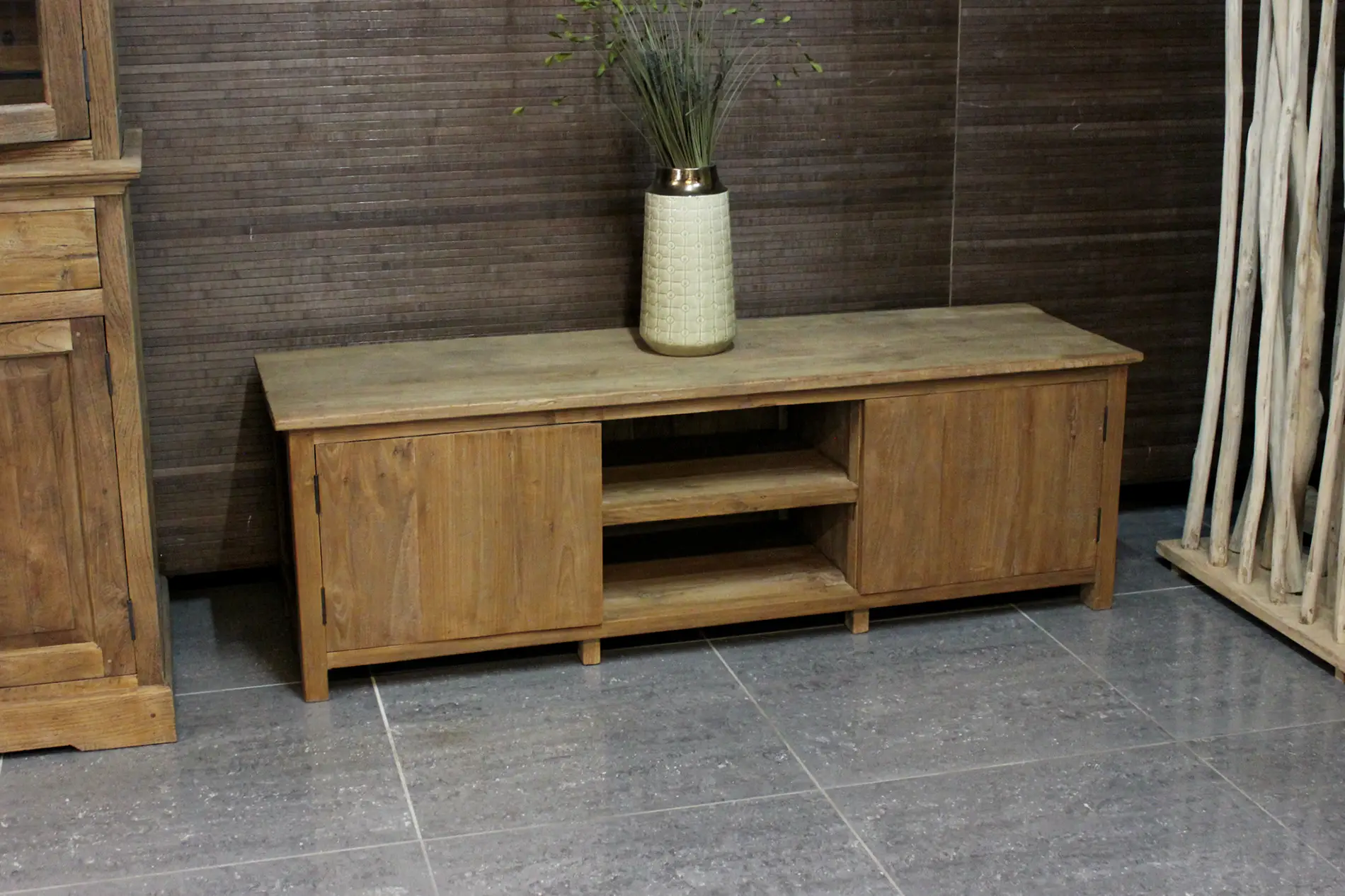 Teak Luan TV140-200L Old | stilvoller, moderner TV-Schrank aus Teakholz Stilvoller, moderner TV-Schrank aus schönem, altem Teakholz. Tv-Möbel mit modernen Drehtüren – TEAK2.