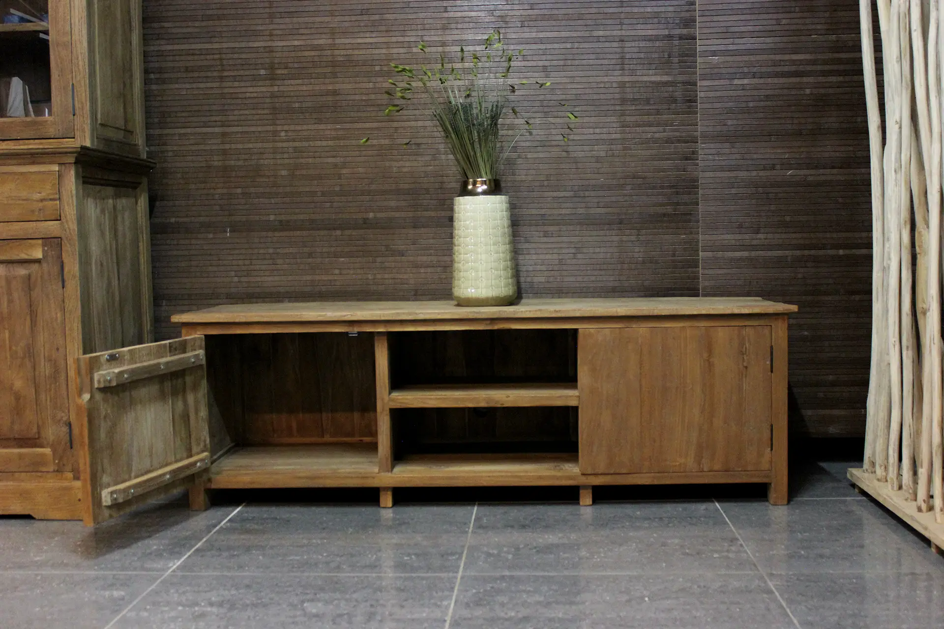 Teak Luan TV140-200L Old | stilvoller, moderner TV-Schrank aus Teakholz Stilvoller, moderner TV-Schrank aus schönem, altem Teakholz. Tv-Möbel mit modernen Drehtüren – TEAK2.