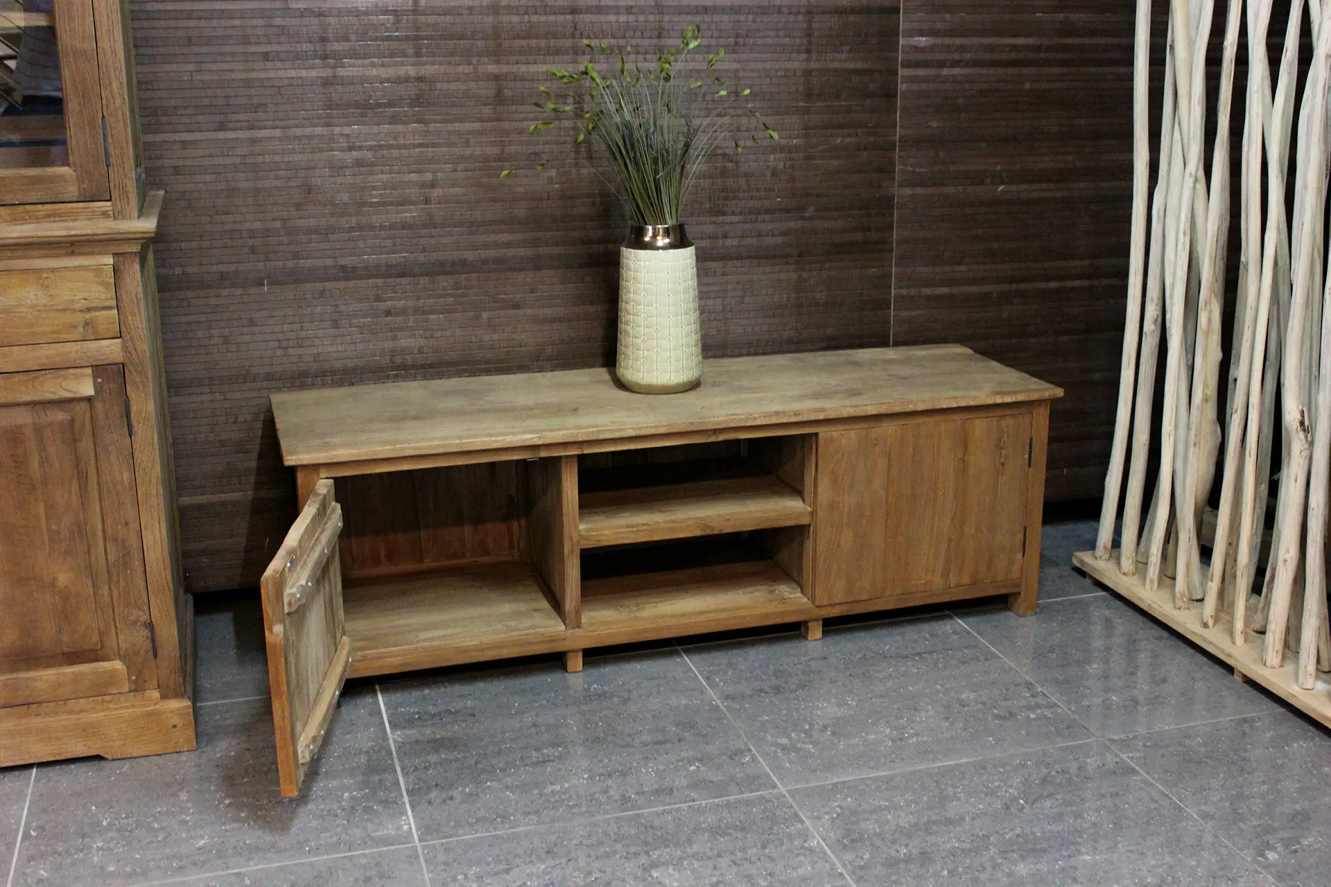 Teak Luan TV140-200L Old | stilvoller, moderner TV-Schrank aus Teakholz Stilvoller, moderner TV-Schrank aus schönem, altem Teakholz. Tv-Möbel mit modernen Drehtüren – TEAK2.