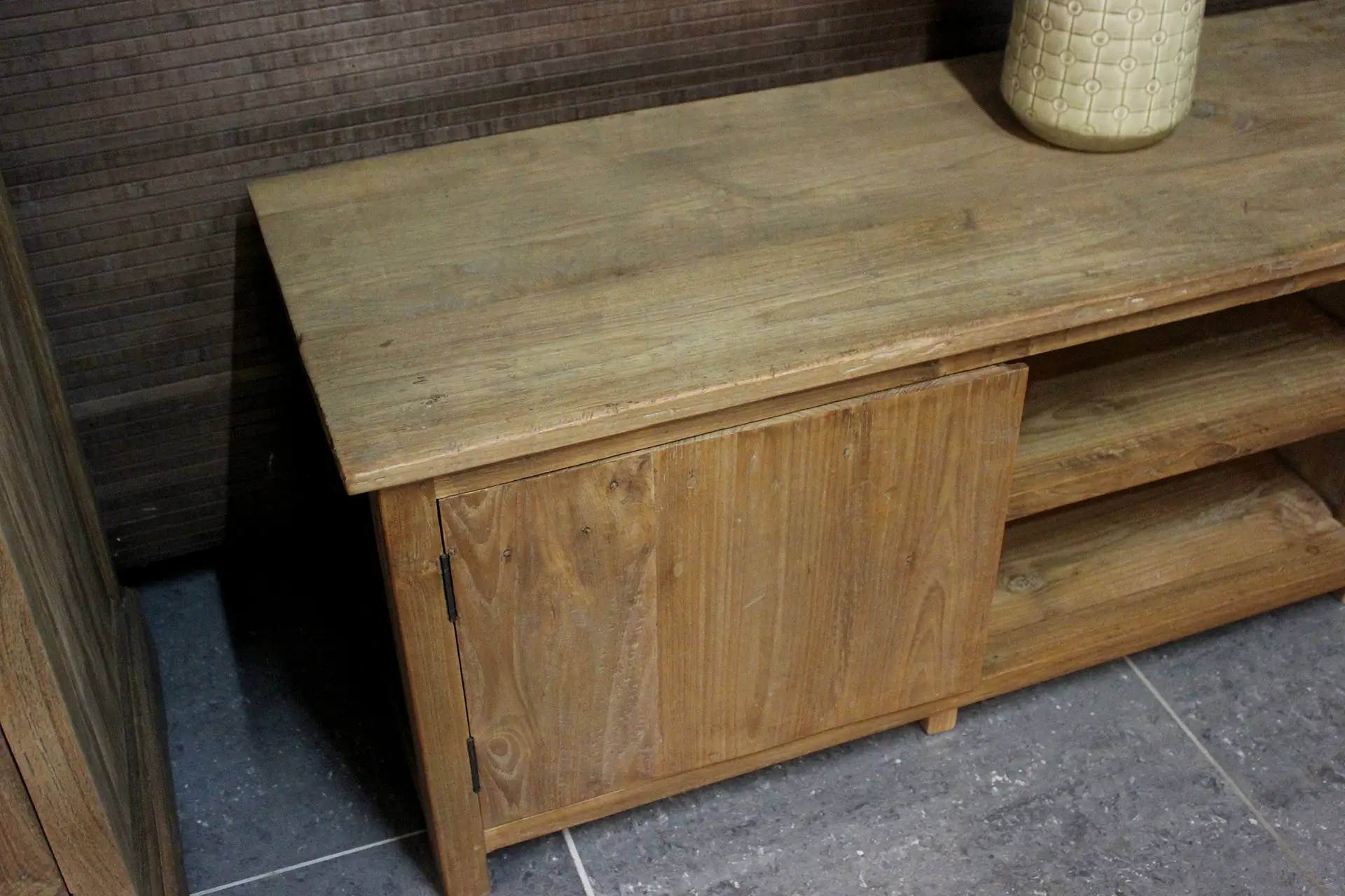 Teak Luan TV140-200L Old | stilvoller, moderner TV-Schrank aus Teakholz Stilvoller, moderner TV-Schrank aus schönem, altem Teakholz. Tv-Möbel mit modernen Drehtüren – TEAK2.