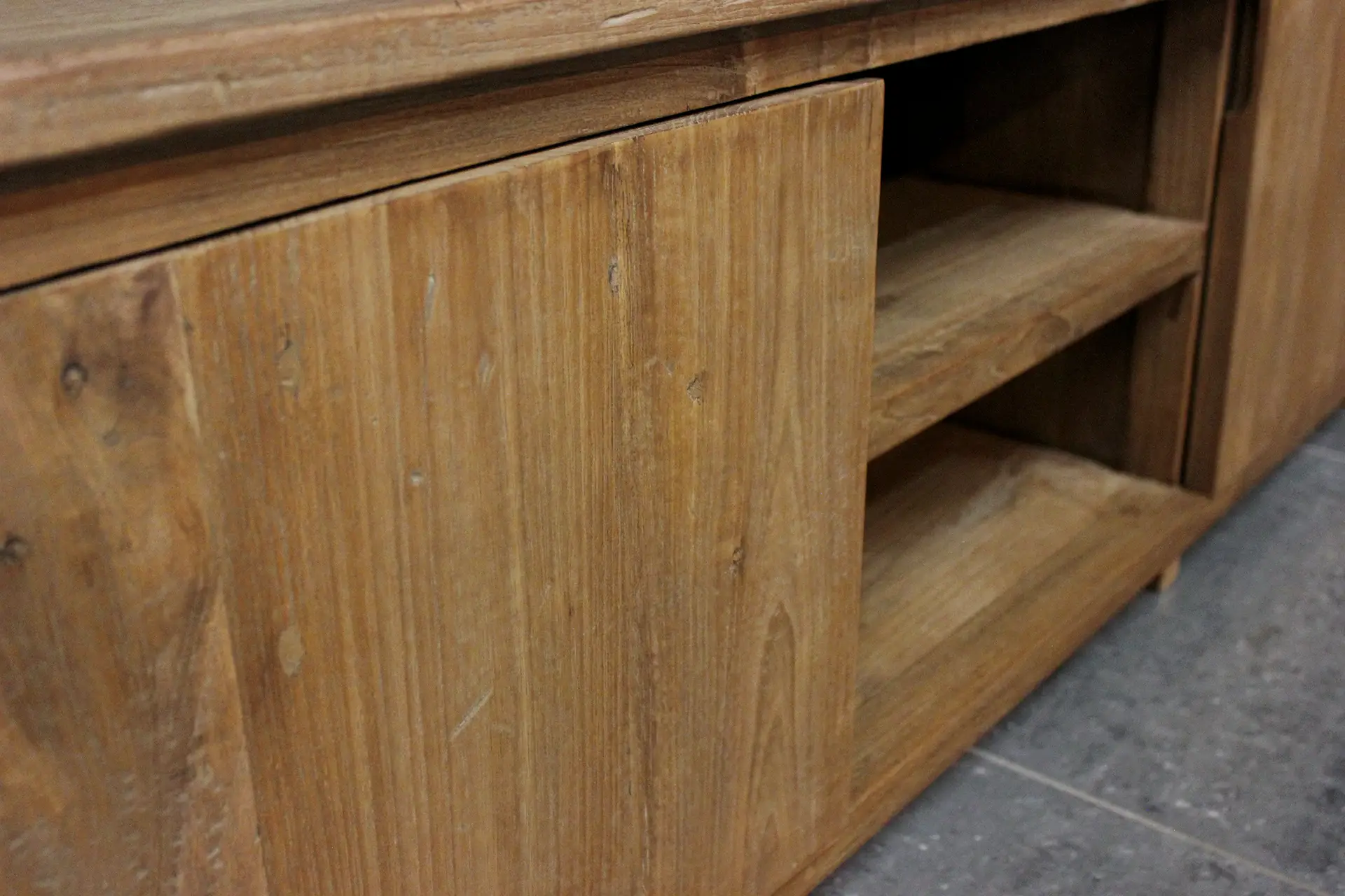 Teak Luan TV140-200L Old | stilvoller, moderner TV-Schrank aus Teakholz Stilvoller, moderner TV-Schrank aus schönem, altem Teakholz. Tv-Möbel mit modernen Drehtüren – TEAK2.