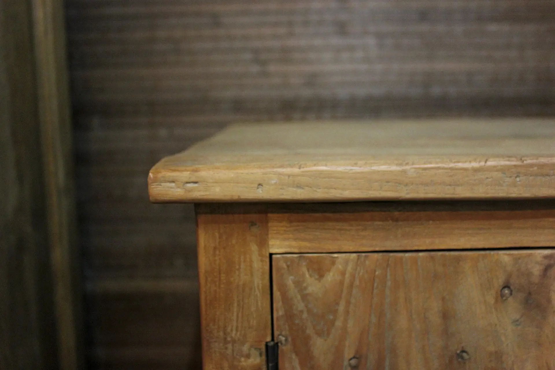 Teak Luan TV140-200L Old | stilvoller, moderner TV-Schrank aus Teakholz Stilvoller, moderner TV-Schrank aus schönem, altem Teakholz. Tv-Möbel mit modernen Drehtüren – TEAK2.