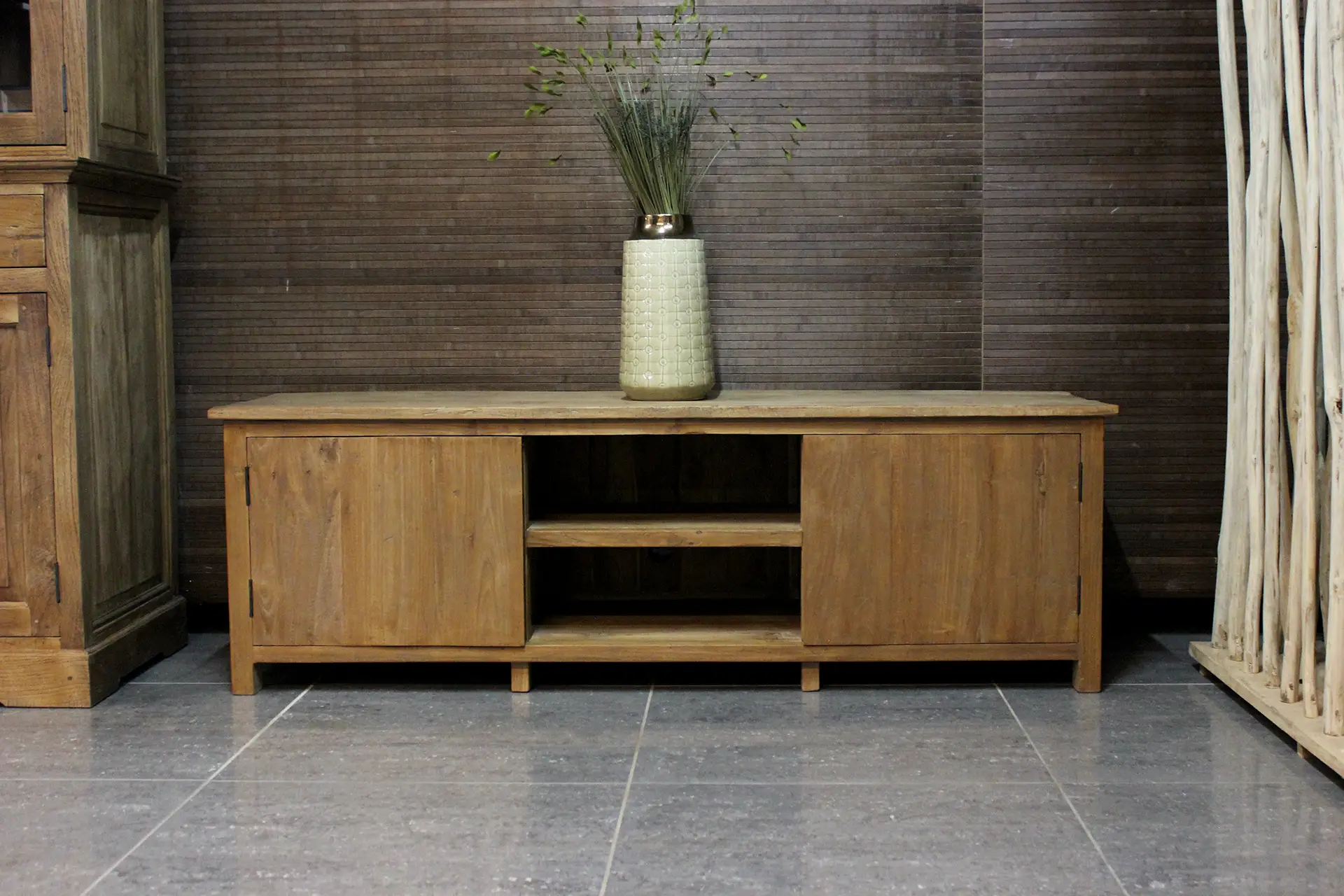 Teak Luan TV140-200L Old | stilvoller, moderner TV-Schrank aus Teakholz Stilvoller, moderner TV-Schrank aus schönem, altem Teakholz. Tv-Möbel mit modernen Drehtüren – TEAK2.