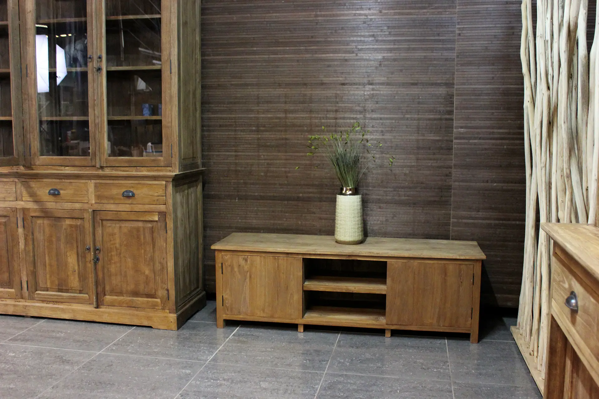 Teak Luan TV140-200L Old | stilvoller, moderner TV-Schrank aus Teakholz Stilvoller, moderner TV-Schrank aus schönem, altem Teakholz. Tv-Möbel mit modernen Drehtüren – TEAK2.