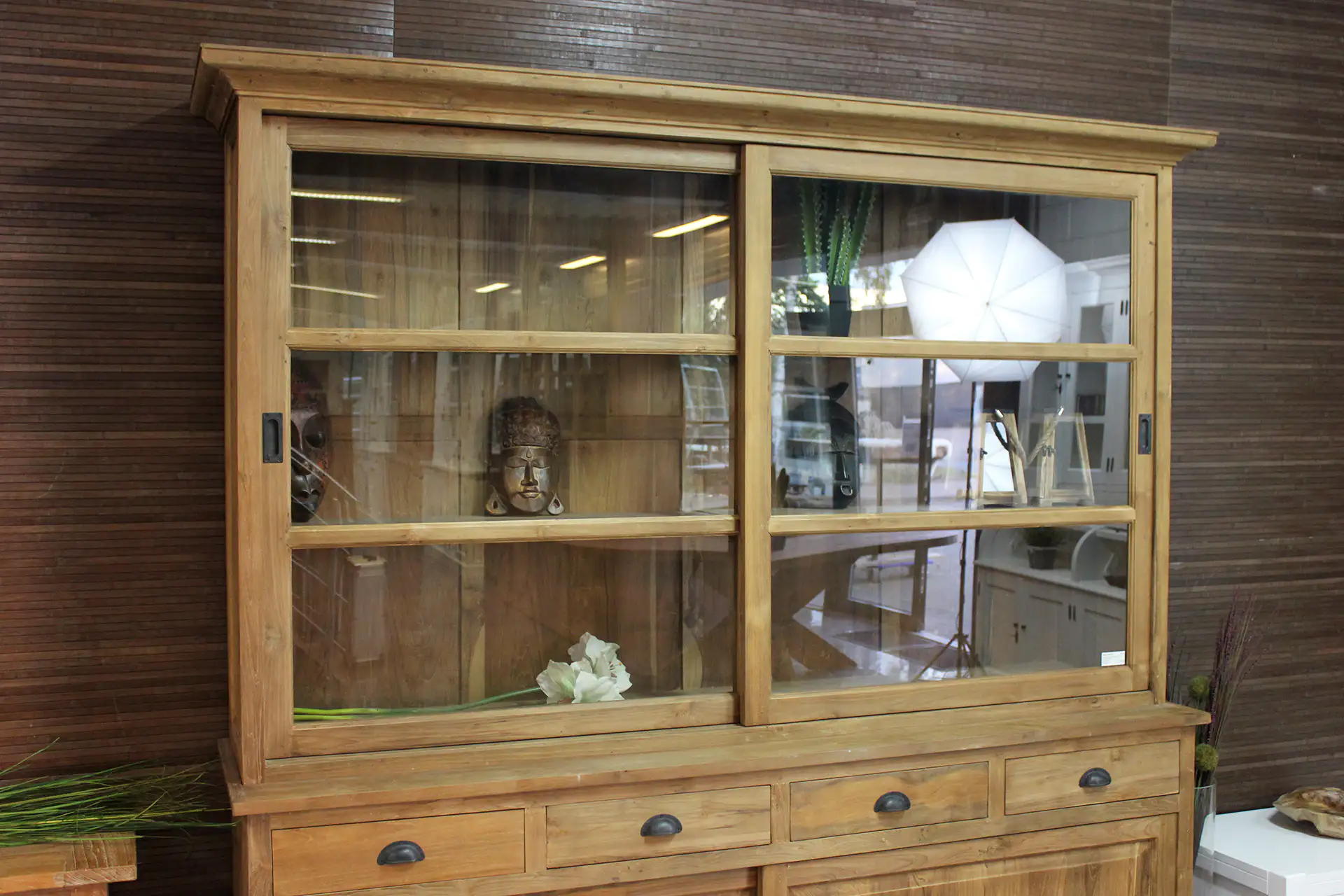 Teak Luar 110-300 | rustikale Vitrine aus Teakholz – TEAK2 Rustikal-moderne Vitrine mit Schiebetüren aus Teakholz. Kleine oder große Buffetschränke aus massivem, unbehandeltem Teakholz im Möbelhaus TEAK2.