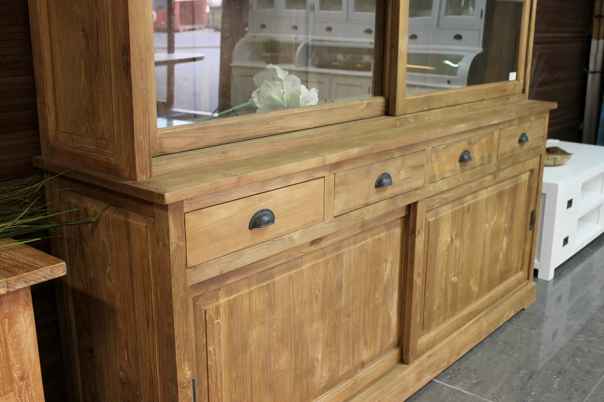 Teak Luar 110-300 | rustikale Vitrine aus Teakholz – TEAK2 Rustikal-moderne Vitrine mit Schiebetüren aus Teakholz. Kleine oder große Buffetschränke aus massivem, unbehandeltem Teakholz im Möbelhaus TEAK2.