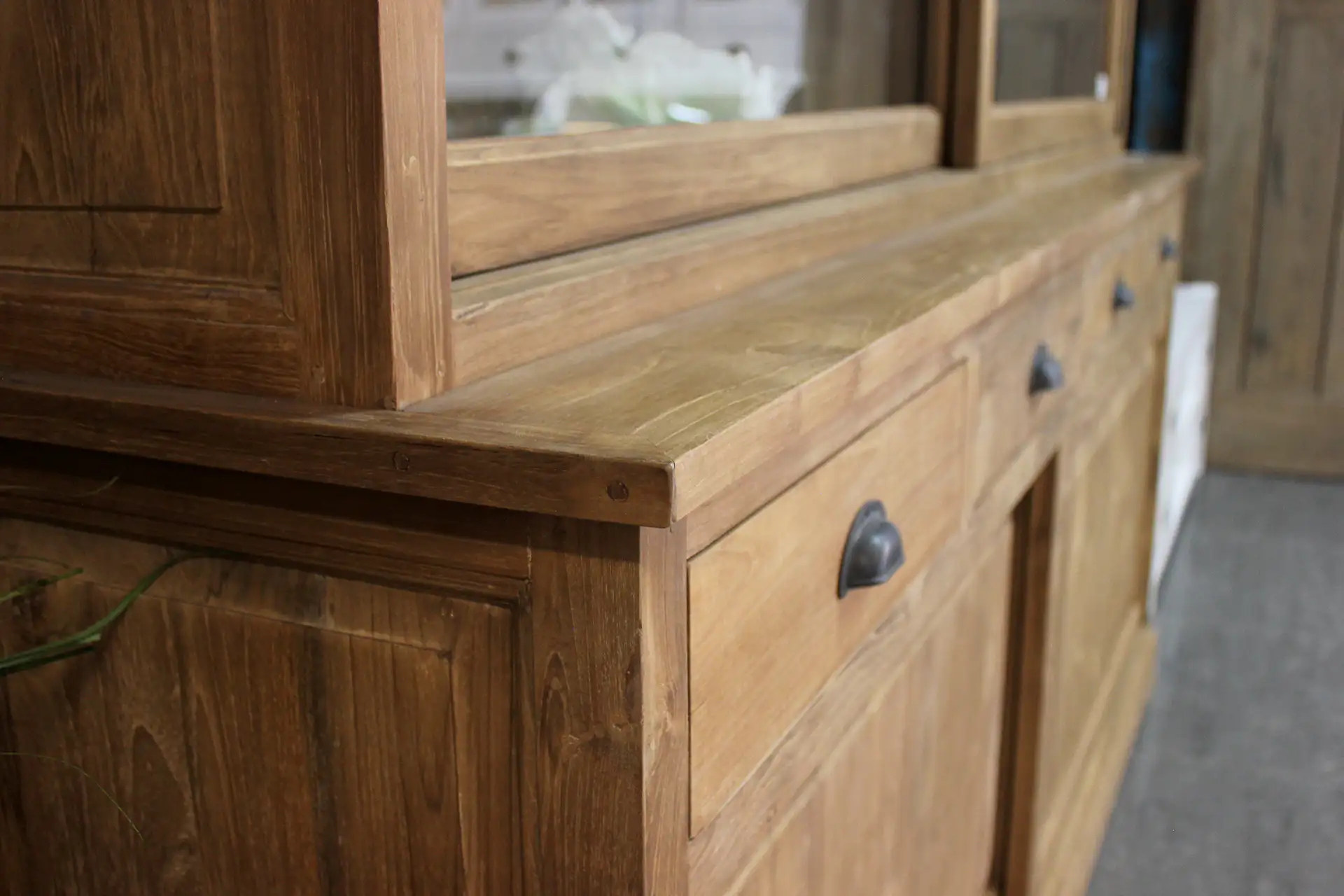 Teak Luar 110-300 | rustikale Vitrine aus Teakholz – TEAK2 Rustikal-moderne Vitrine mit Schiebetüren aus Teakholz. Kleine oder große Buffetschränke aus massivem, unbehandeltem Teakholz im Möbelhaus TEAK2.