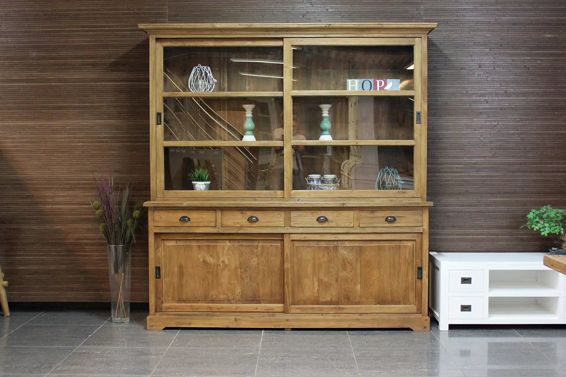 Teak Luar 110-300 Old | modern-landelijke teakhouten vitrinekast Modern-landelijke teakhouten vitrinekast met schuifdeuren. Teak buffetkast in massief geborsteld oud teak uit Indonesië - TEAK2