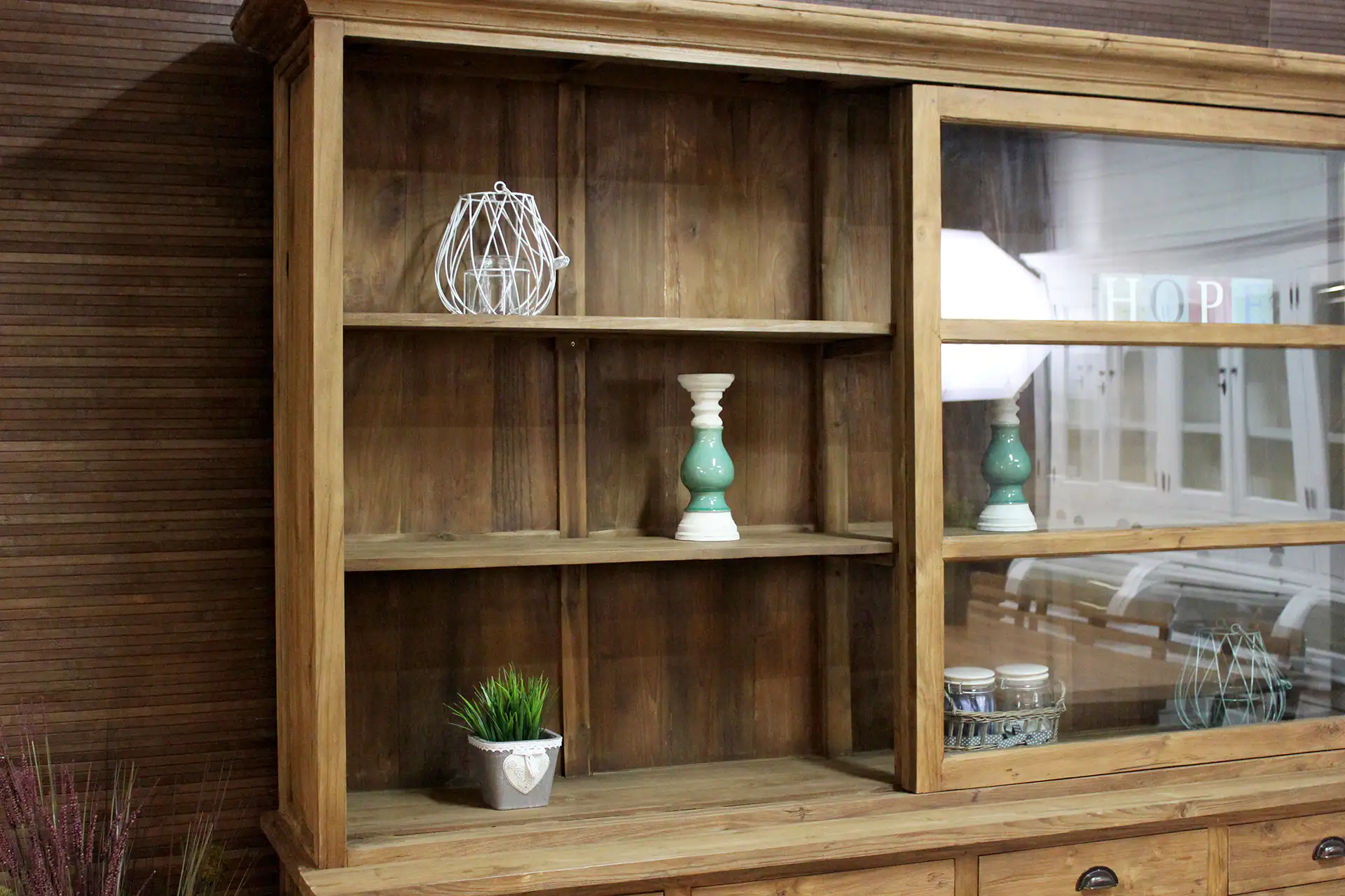 Teak Luar 110-300 Old | modern-landelijke teakhouten vitrinekast Modern-landelijke teakhouten vitrinekast met schuifdeuren. Teak buffetkast in massief geborsteld oud teak uit Indonesië - TEAK2