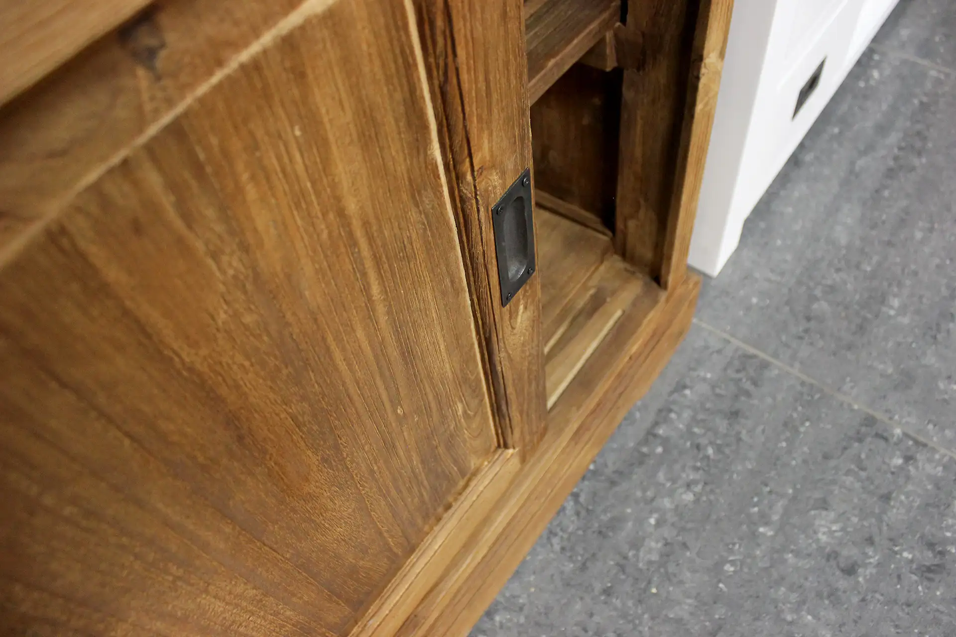 Teak Luar 110-300 Old | modern-landelijke teakhouten vitrinekast Modern-landelijke teakhouten vitrinekast met schuifdeuren. Teak buffetkast in massief geborsteld oud teak uit Indonesië - TEAK2