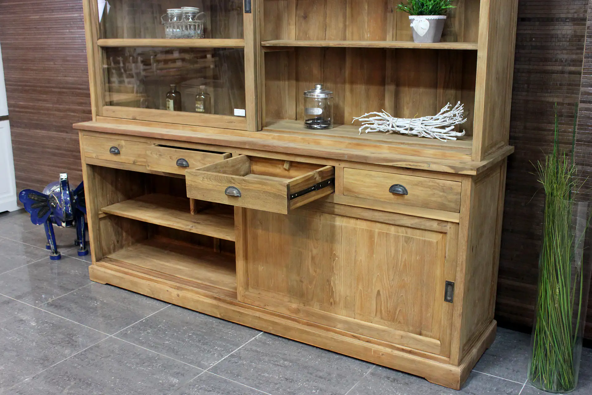 Teak Luar 110-300 | rustikale Vitrine aus Teakholz – TEAK2 Rustikal-moderne Vitrine mit Schiebetüren aus Teakholz. Kleine oder große Buffetschränke aus massivem, unbehandeltem Teakholz im Möbelhaus TEAK2.