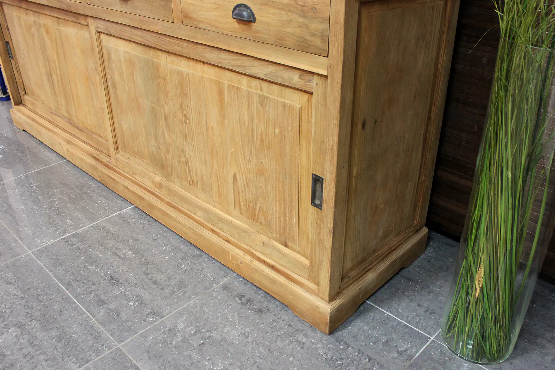 Teak Luar 110-300 | rustikale Vitrine aus Teakholz – TEAK2 Rustikal-moderne Vitrine mit Schiebetüren aus Teakholz. Kleine oder große Buffetschränke aus massivem, unbehandeltem Teakholz im Möbelhaus TEAK2.