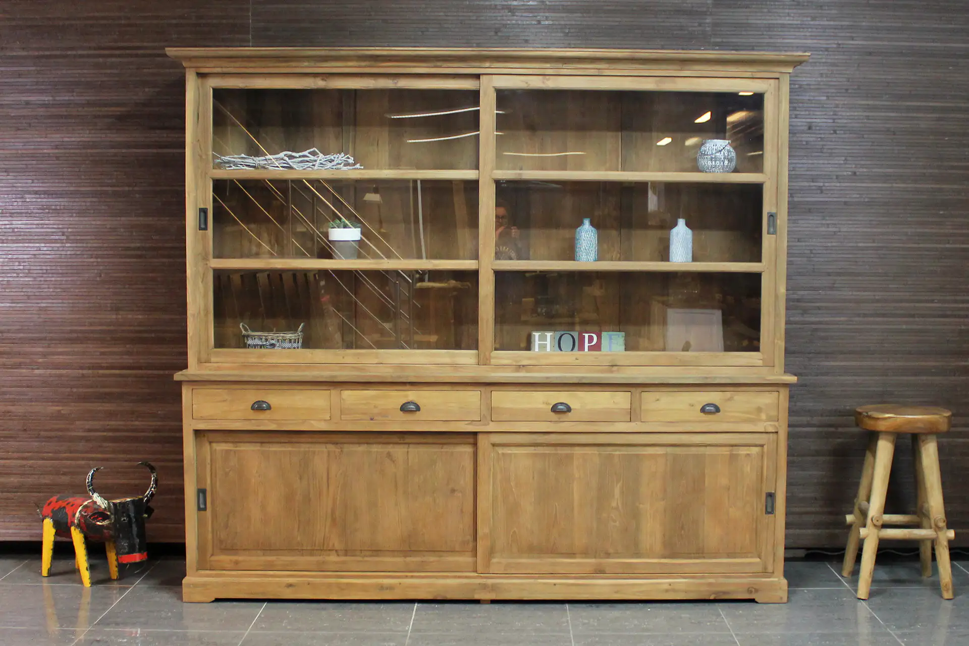 Teak Luar 110-300 | rustikale Vitrine aus Teakholz – TEAK2 Rustikal-moderne Vitrine mit Schiebetüren aus Teakholz. Kleine oder große Buffetschränke aus massivem, unbehandeltem Teakholz im Möbelhaus TEAK2.