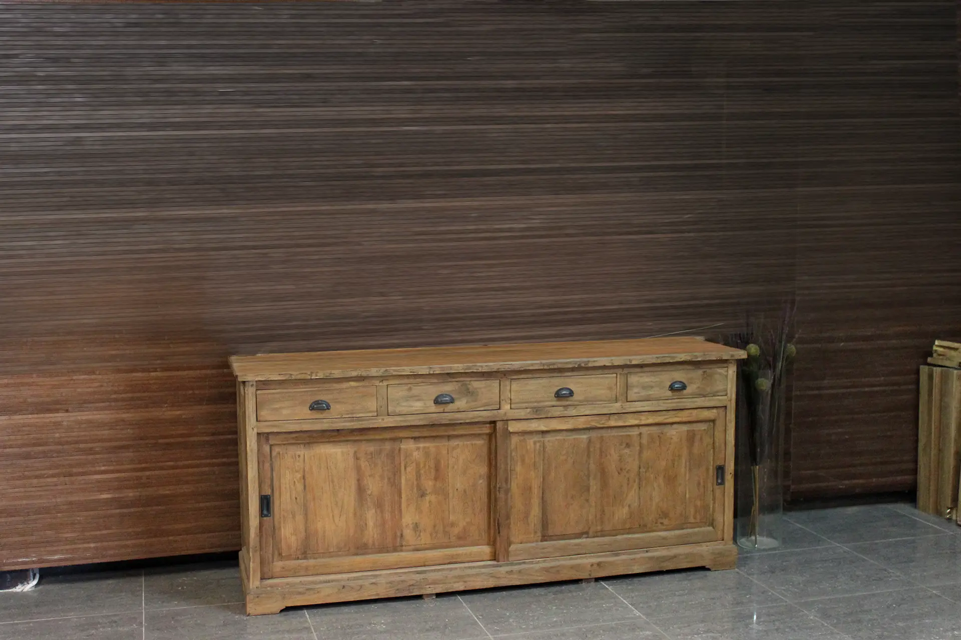 Teak Luar D100-250L Old | houten dressoir met schuifdeuren Modern-landelijk houten dressoir met schuifdeuren in massief oud teak. Lades met metalen komgrepen. Teakhouten dressoirs - TEAK2.