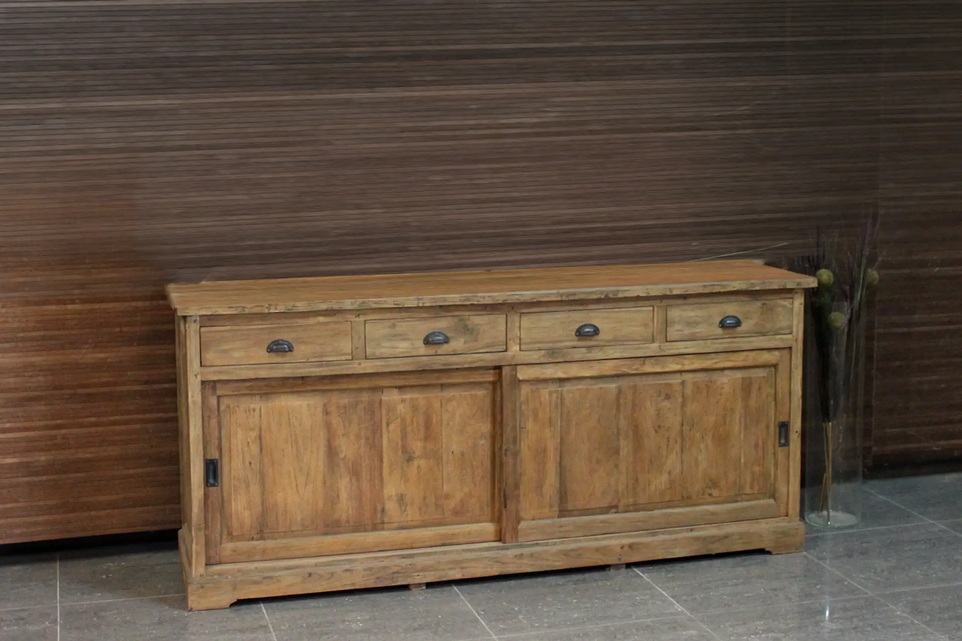Teak Luar D100-250L Old | houten dressoir met schuifdeuren Modern-landelijk houten dressoir met schuifdeuren in massief oud teak. Lades met metalen komgrepen. Teakhouten dressoirs - TEAK2.