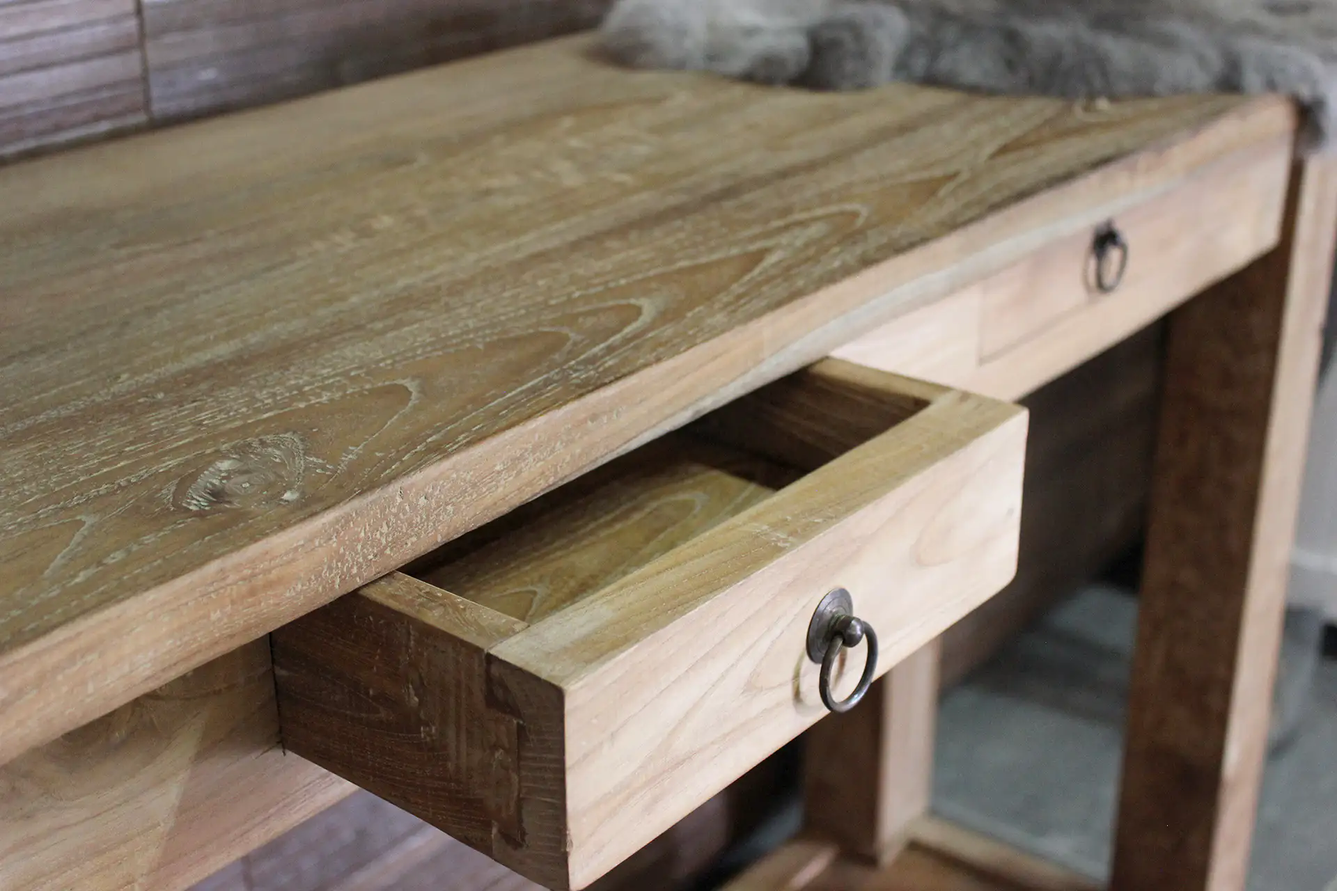 Teak Lugas D100-200IL Old 2 | schmaler Beisteltisch aus altem Teakholz Schmaler Beisteltisch aus altem Teakholz mit Ablage und Schubladen darunter. Teak-Beisteltisch im rustikalen Look – Möbelhandel TEAK2.