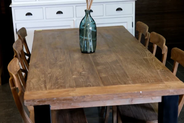 Landelijke tafel dik blad in oud teakhout met metalen poten en kopregel. 4cm teak blad en kopregel - TEAK2.
