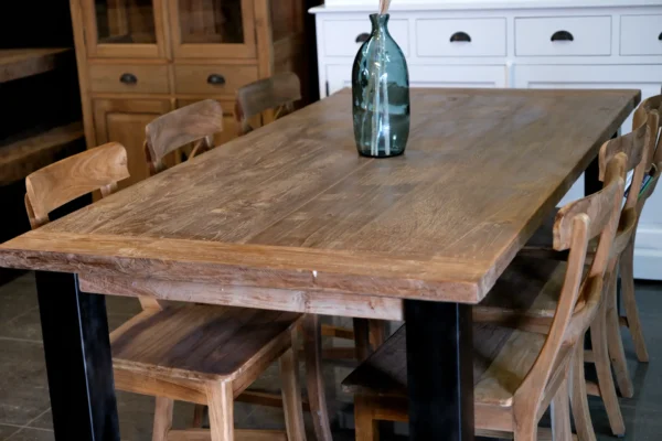 Landelijke tafel dik blad in oud teakhout met metalen poten en kopregel. 4cm teak blad en kopregel - TEAK2.