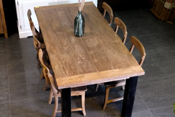 Landelijke tafel dik blad in oud teakhout met metalen poten en kopregel. 4cm teak blad en kopregel - TEAK2.