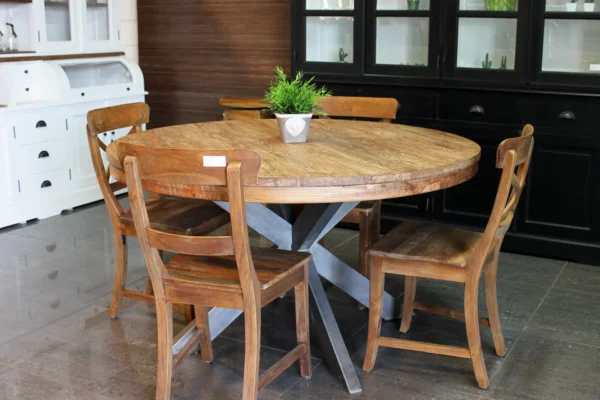Table à manger en teck avec piètement en métal et beau teck ancien. Table ronde avec pied design en métal - Magasin de meubles TEAK2.