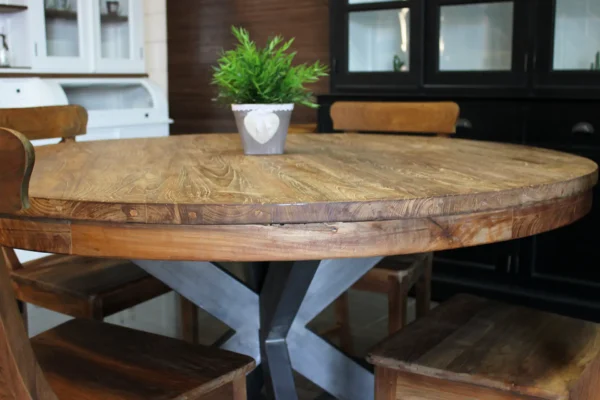 Table à manger en teck avec piètement en métal et beau teck ancien. Table ronde avec pied design en métal - Magasin de meubles TEAK2.