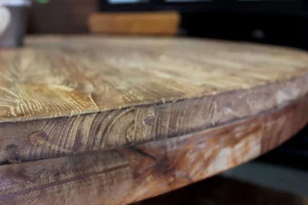 Table à manger en teck avec piètement en métal et beau teck ancien. Table ronde avec pied design en métal - Magasin de meubles TEAK2.