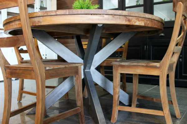 Table à manger en teck avec piètement en métal et beau teck ancien. Table ronde avec pied design en métal - Magasin de meubles TEAK2.