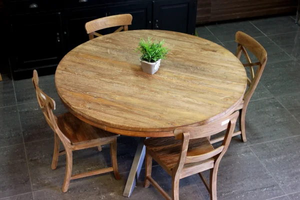 Table à manger en teck avec piètement en métal et beau teck ancien. Table ronde avec pied design en métal - Magasin de meubles TEAK2.