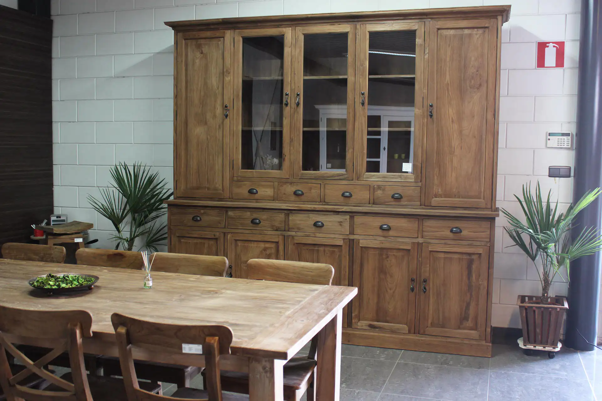 Teak Raja 260 Old | grande armoire de pharmacie en teck, nombreux tiroirs Grande armoire de pharmacie en teck avec de nombreux tiroirs et portes battantes. Vaisselier luxueux et spacieux en teck massif vieilli et brossé - TEAK2.