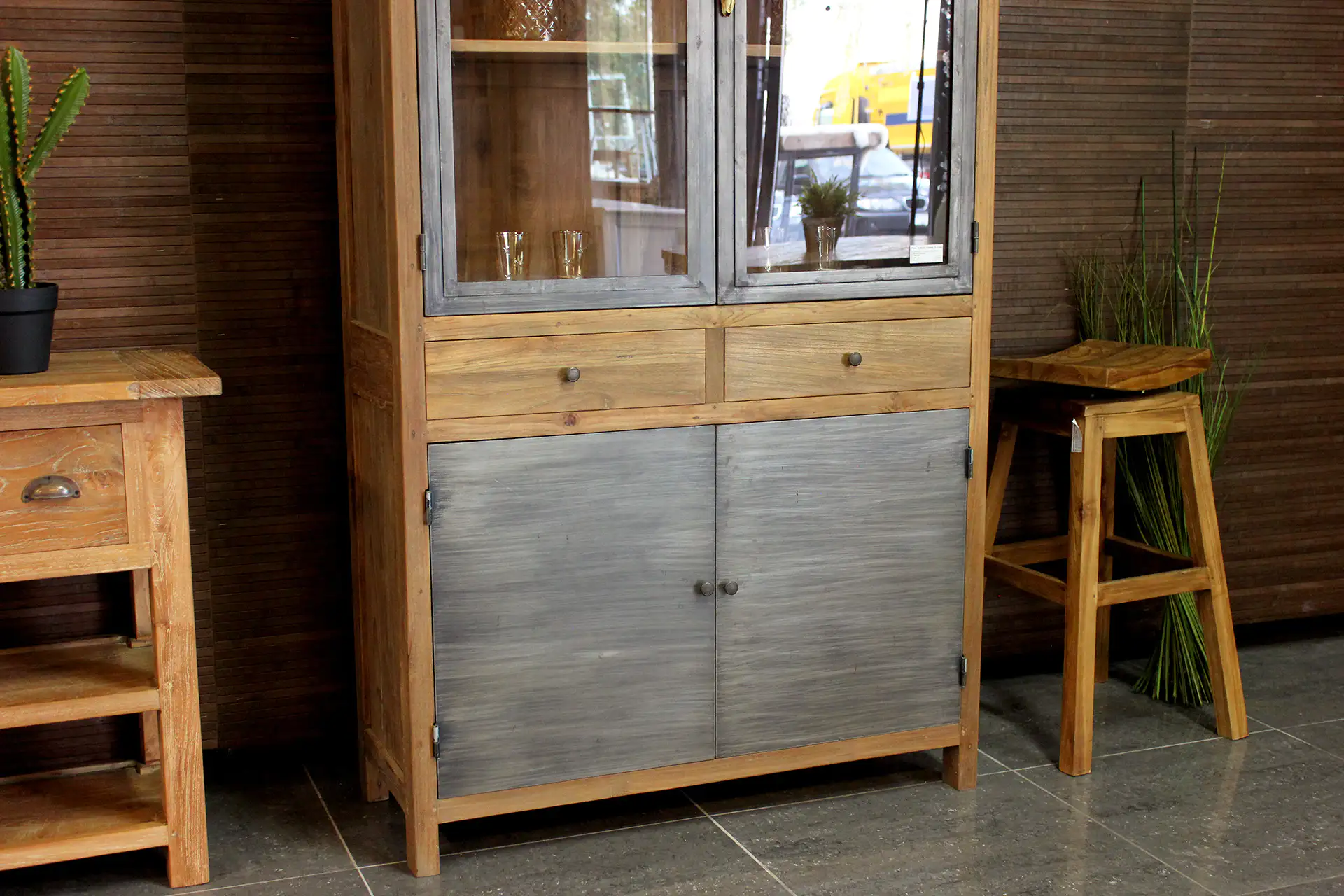 Teak Rumah 110MML Old | Teak Vitrine Kasten Industrie Metall Industrielle Vitrine aus Teak und Metall, schöne Kombination aus Holz und Eisen. Schmaler Buffetschrank aus Teak – TEAK2.