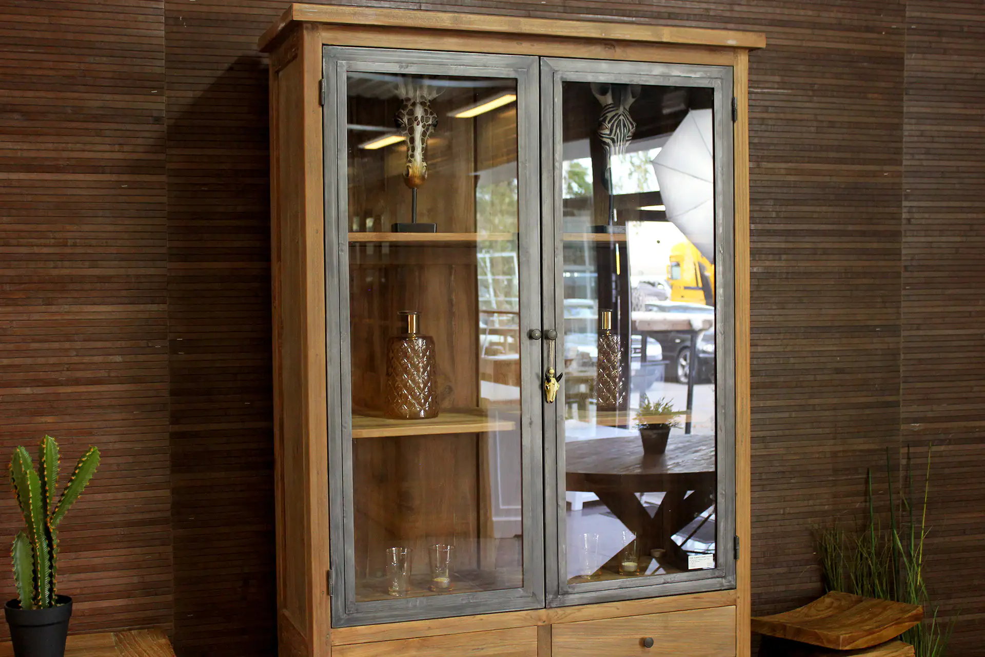 Teak Rumah 110MML Old | Teak Vitrine Kasten Industrie Metall Industrielle Vitrine aus Teak und Metall, schöne Kombination aus Holz und Eisen. Schmaler Buffetschrank aus Teak – TEAK2.