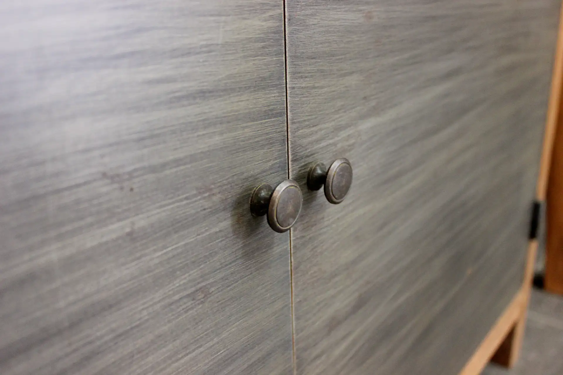 Teak Rumah 110MML Old | Teak Vitrine Kasten Industrie Metall Industrielle Vitrine aus Teak und Metall, schöne Kombination aus Holz und Eisen. Schmaler Buffetschrank aus Teak – TEAK2.