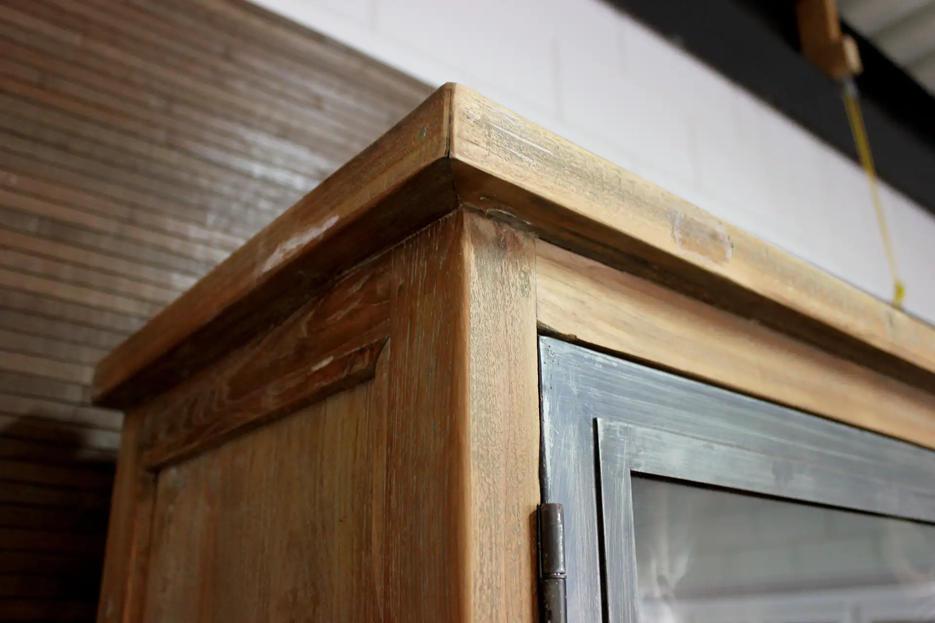 Teak Rumah 110MML Old | Teak Vitrine Kasten Industrie Metall Industrielle Vitrine aus Teak und Metall, schöne Kombination aus Holz und Eisen. Schmaler Buffetschrank aus Teak – TEAK2.