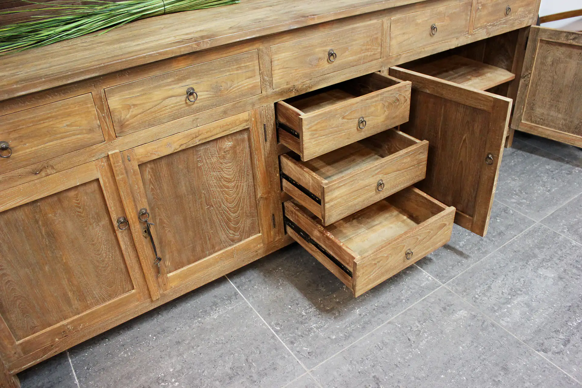 Teak Rumah D250TL Old | groot teakhouten dressoir, ladenblok Groot teakhouten dressoir met ladenblok midden en massief oud teakhout. Groot dressoir in landelijke, moderne stijl - TEAK2.