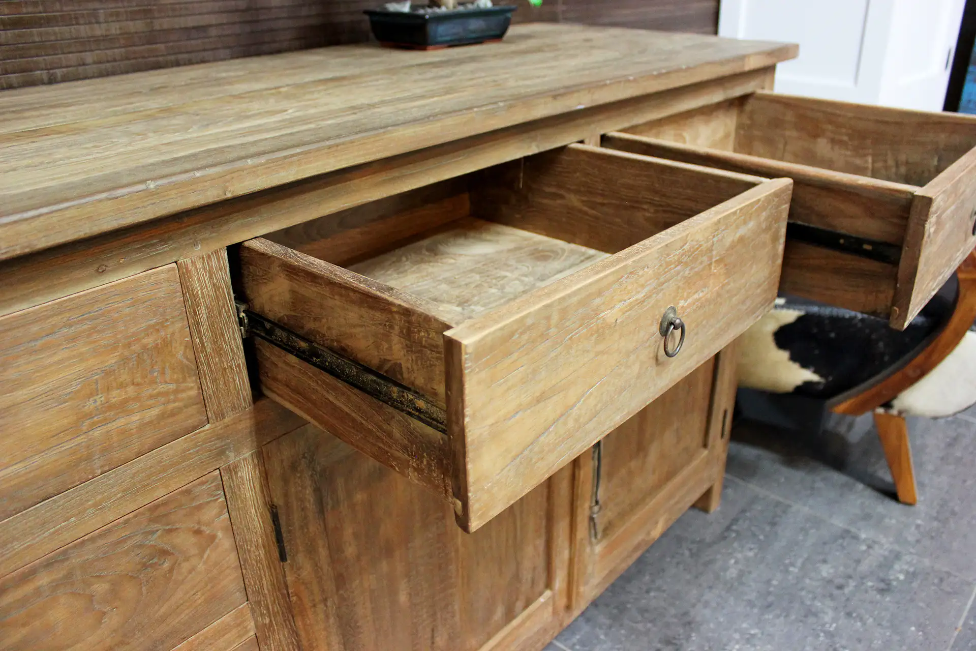 Teak Rumah D250TL Old | groot teakhouten dressoir, ladenblok Groot teakhouten dressoir met ladenblok midden en massief oud teakhout. Groot dressoir in landelijke, moderne stijl - TEAK2.