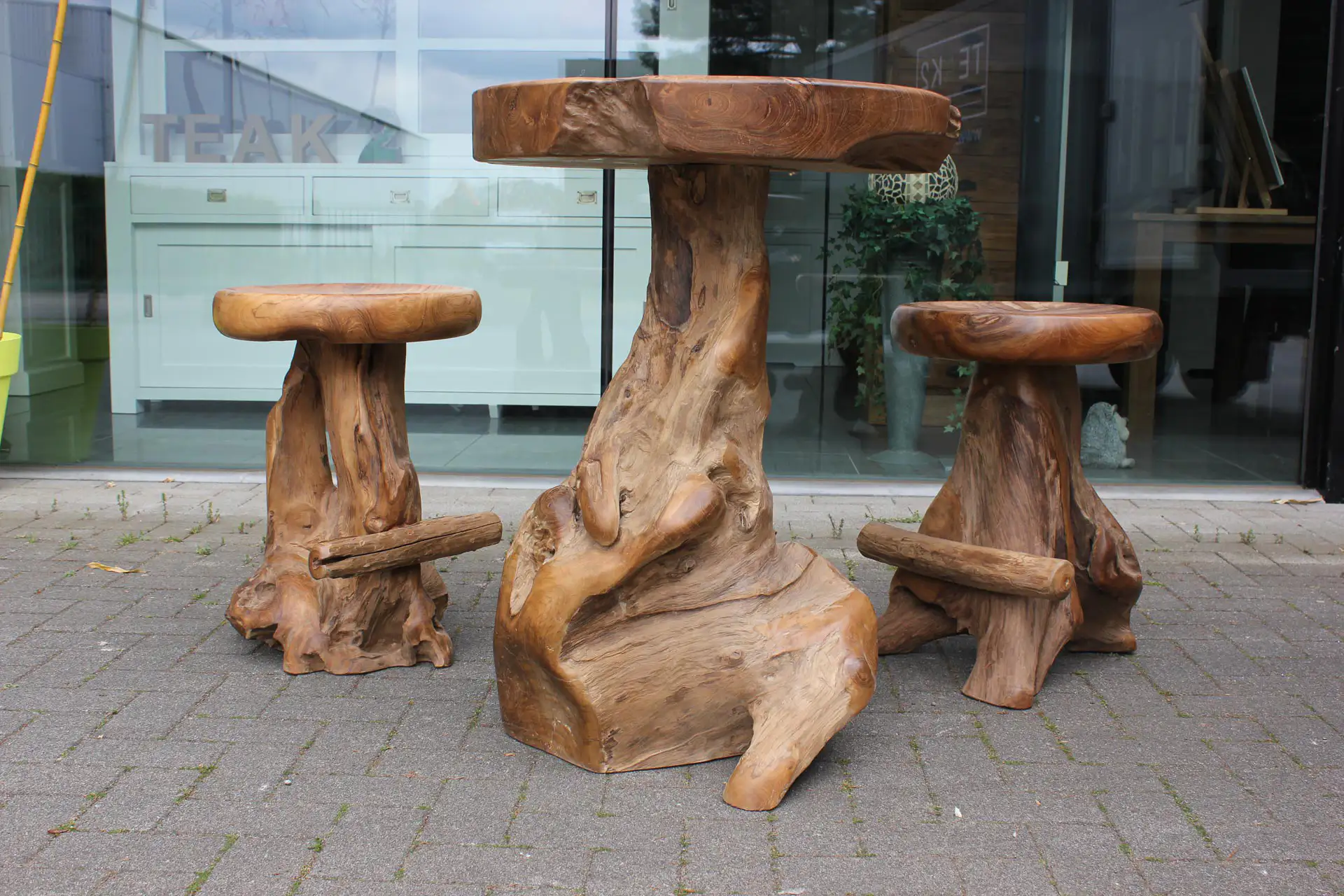 Teak Rumah Makan | teak bistro from Indonesia, root wood - TEAK2 Luxury teak bistro from Indonesia, root wood as a trunk table & 2 teak stools. Distinctive teak bistro set for indoor & outdoor use - TEAK2.