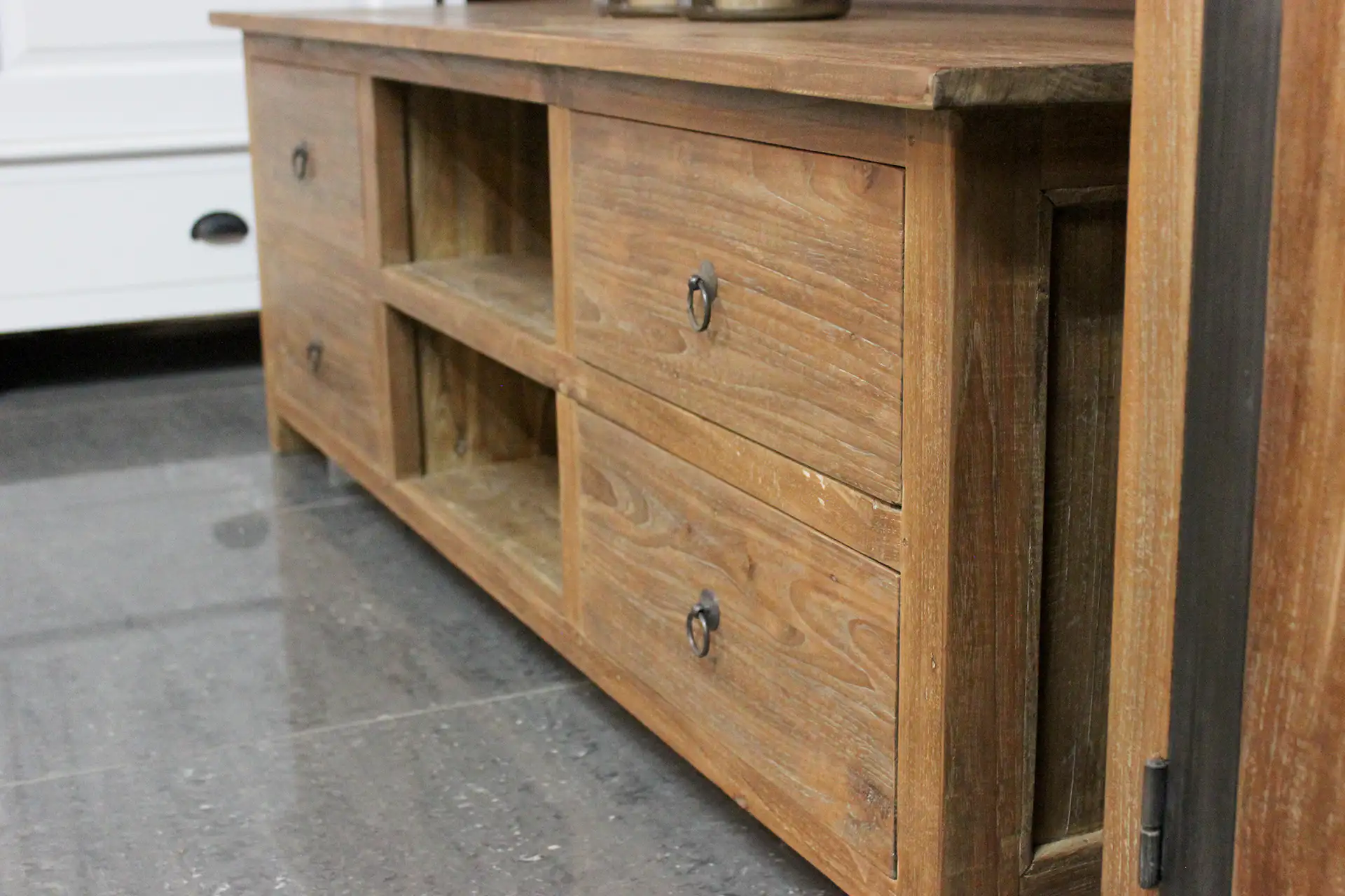 Teak Rumah TV150-200L Old | meuble TV en teck à la fois rustique et moderne Meuble TV moderne de style campagnard en teck avec tiroirs et compartiment ouvert en vieux teck massif. Meubles TV en teck chez le magasin de meubles TEAK2.