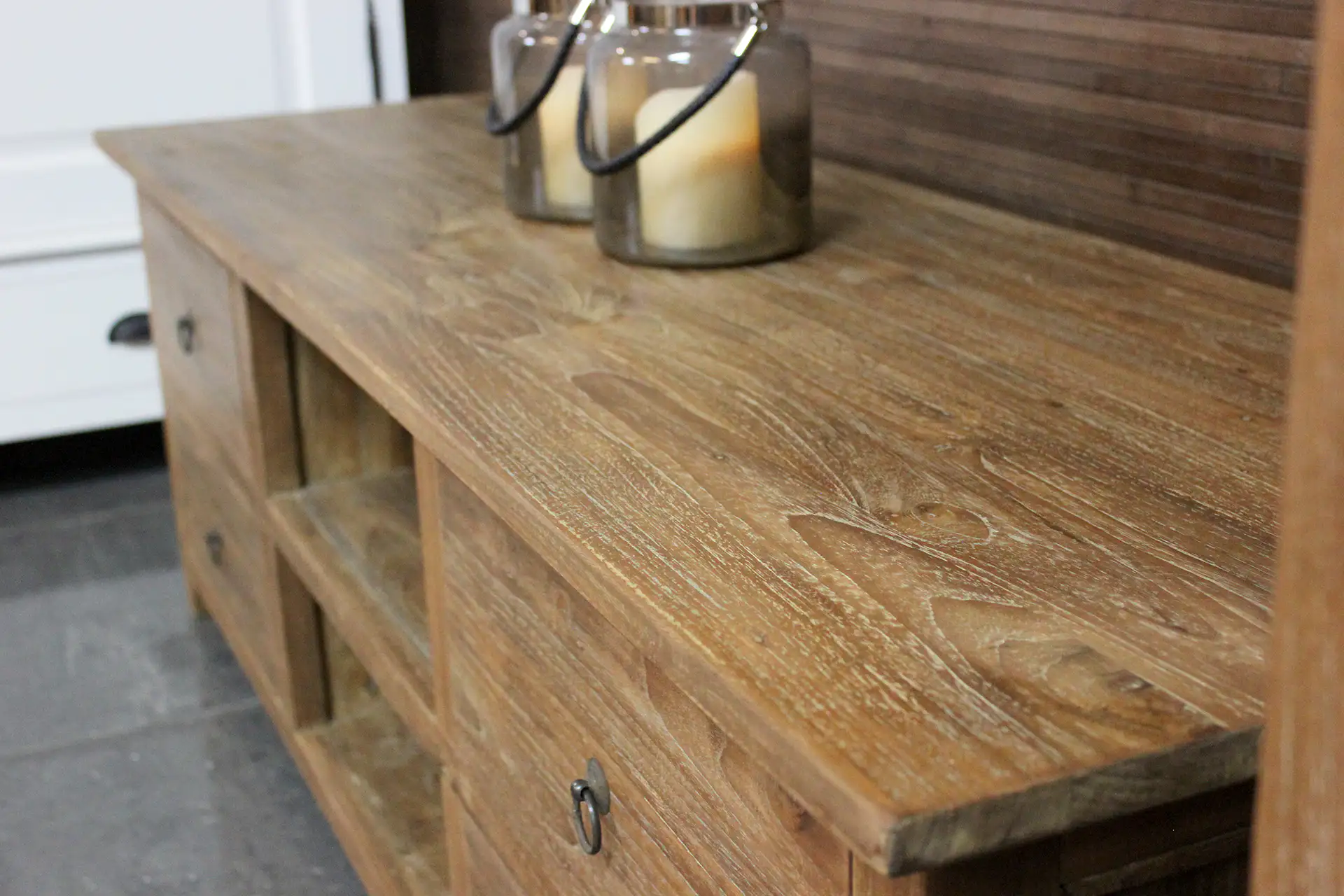 Teak Rumah TV150-200L Old | meuble TV en teck à la fois rustique et moderne Meuble TV moderne de style campagnard en teck avec tiroirs et compartiment ouvert en vieux teck massif. Meubles TV en teck chez le magasin de meubles TEAK2.