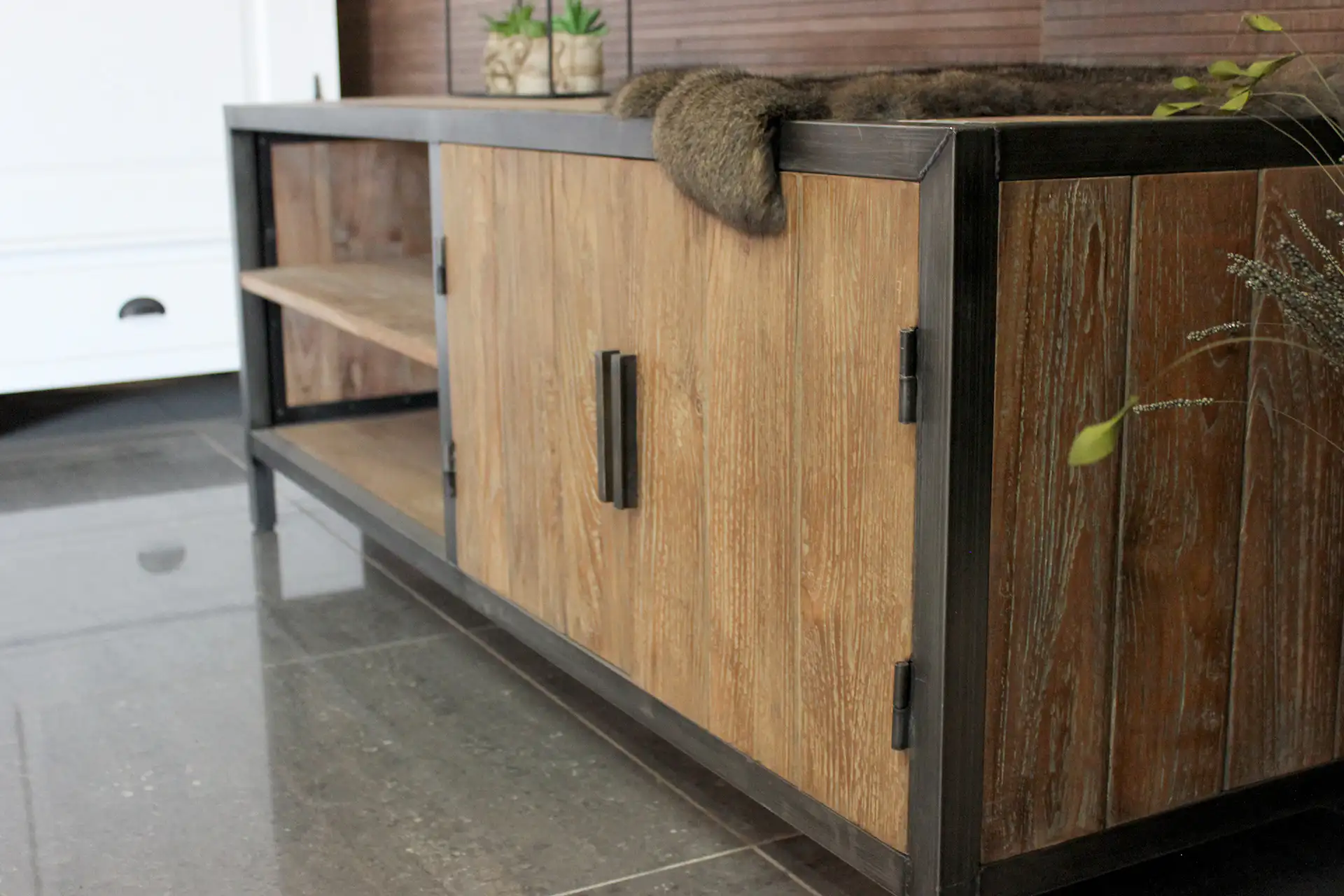 Teak Rumah TV150-180ML Old | meuble TV en bois de teak Meuble TV industriel en teck et métal, une belle combinaison de vieux teck et de métal. Meuble TV en bois avec métal - TEAK2.