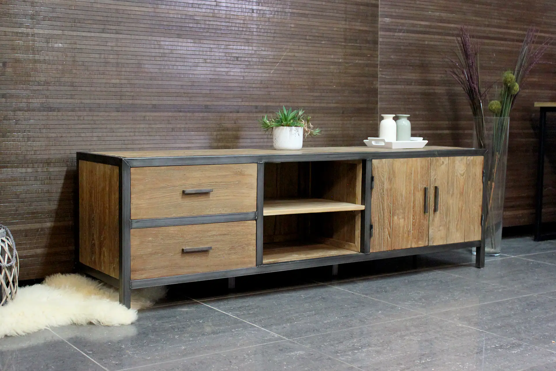 Teak Rumah TV150-180ML Old | meuble TV en bois de teak Meuble TV industriel en teck et métal, une belle combinaison de vieux teck et de métal. Meuble TV en bois avec métal - TEAK2.