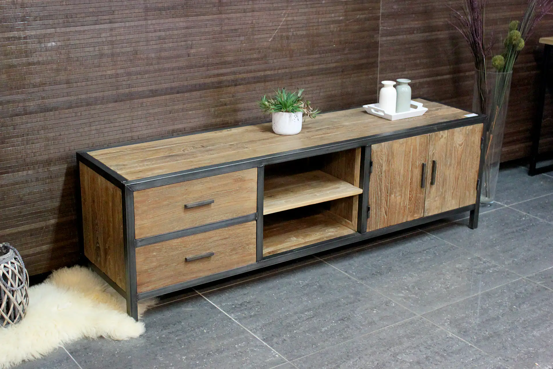 Teak Rumah TV150-180ML Old | meuble TV en bois de teak Meuble TV industriel en teck et métal, une belle combinaison de vieux teck et de métal. Meuble TV en bois avec métal - TEAK2.