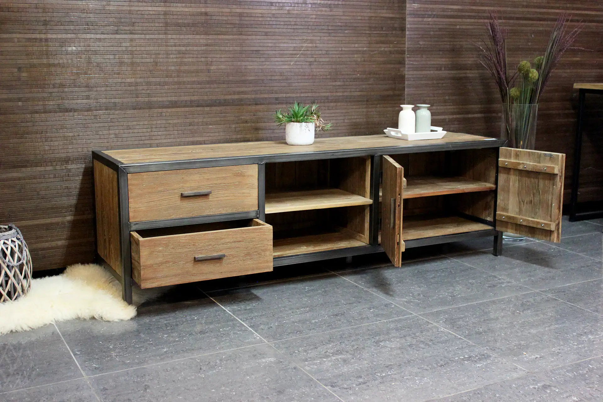 Teak Rumah TV150-180ML Old | meuble TV en bois de teak Meuble TV industriel en teck et métal, une belle combinaison de vieux teck et de métal. Meuble TV en bois avec métal - TEAK2.